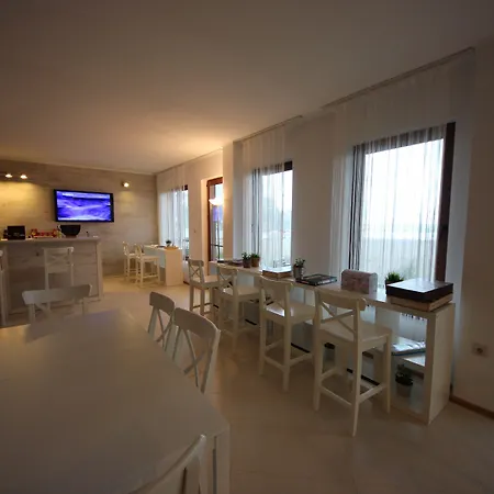 менада рокамар